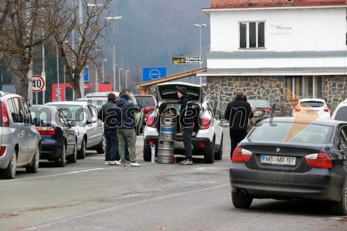 Protesti proti dodatni obdavčitvi delavcev migrantov