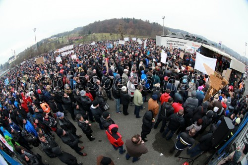 Protesti proti dodatni obdavčitvi delavcev migrantov