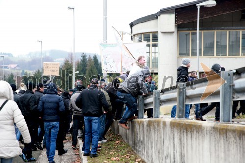 Protesti proti dodatni obdavčitvi delavcev migrantov