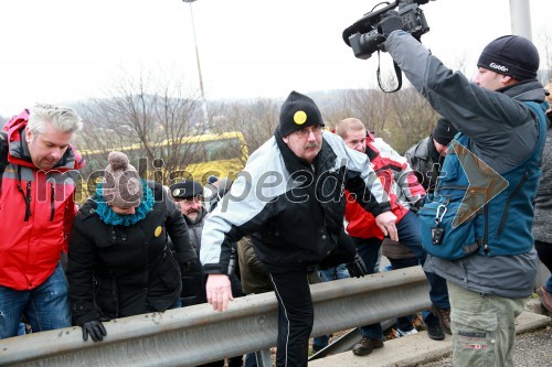 Protesti proti dodatni obdavčitvi delavcev migrantov