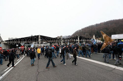 Protesti proti dodatni obdavčitvi delavcev migrantov