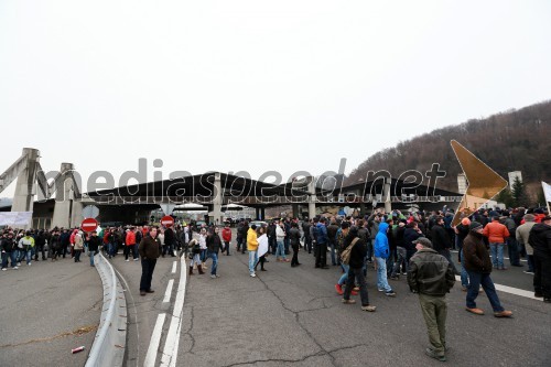 Protesti proti dodatni obdavčitvi delavcev migrantov