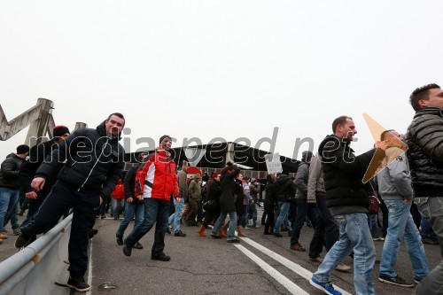 Protesti proti dodatni obdavčitvi delavcev migrantov