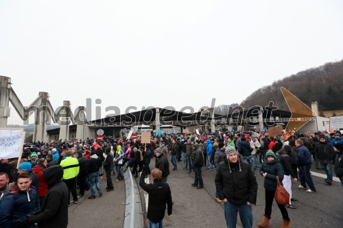 Protesti proti dodatni obdavčitvi delavcev migrantov