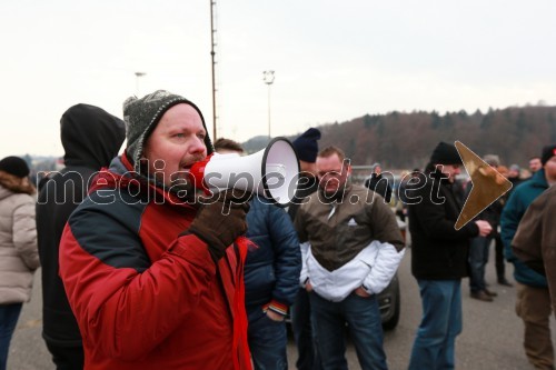 Protesti proti dodatni obdavčitvi delavcev migrantov