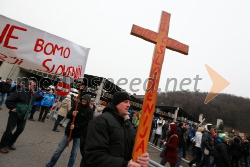 Protesti proti dodatni obdavčitvi delavcev migrantov