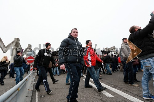 Protesti proti dodatni obdavčitvi delavcev migrantov