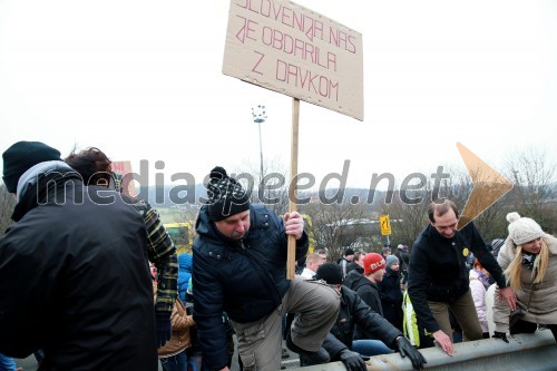 Protesti proti dodatni obdavčitvi delavcev migrantov