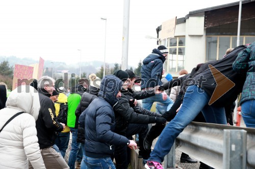 Protesti proti dodatni obdavčitvi delavcev migrantov