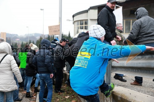 Protesti proti dodatni obdavčitvi delavcev migrantov