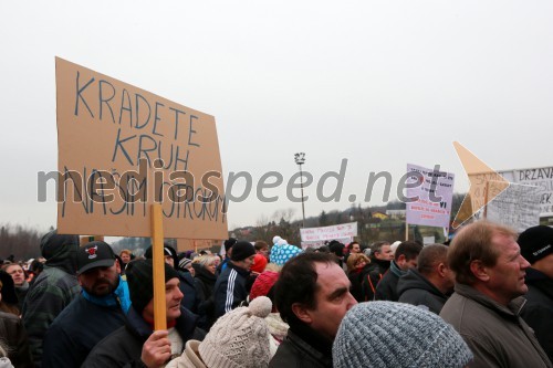 Protesti proti dodatni obdavčitvi delavcev migrantov