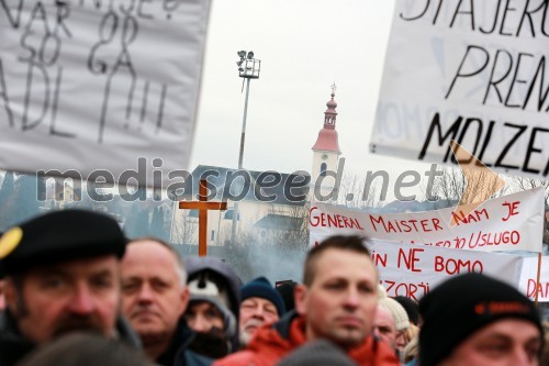 Protesti proti dodatni obdavčitvi delavcev migrantov