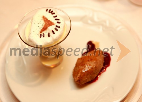Orehov žličnik ter snežna kepa v vanilijevi omaki s sadnim želejem