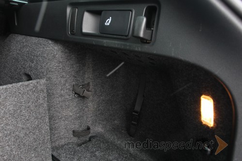 Škoda Octavia Combi Scout 2.0 TDI 4x4, kljukica za obešanje vrečke v prtljažniku