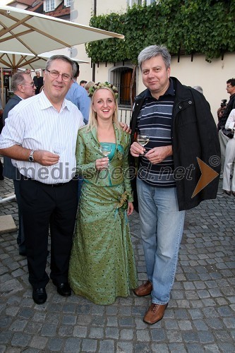 Milan Razdevšek, direktor Zavoda za turizem Maribor, Majda Dreisiebner, mariborska vinska kraljica in Andrej Verlič, mariborski podžupan