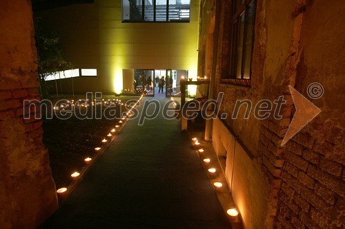 Z baklami razsvetlejna pot do prizorišča proslave v novi stavbi FERI (Fakulteta za elektrotehniko, računalništvo in informatiko) univerze v Mariboru