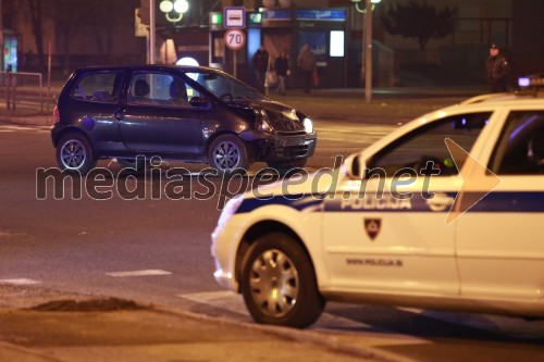 Trčila Twingo in policijsko vozilo