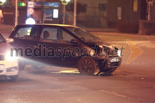 Trčila Twingo in policijsko vozilo