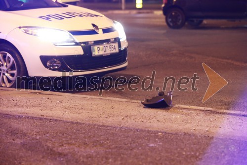 Trčila Twingo in policijsko vozilo