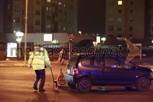 Trčila Twingo in policijsko vozilo, policisti na delu