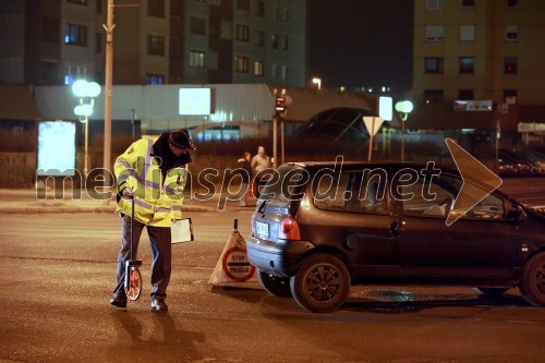 Trčila Twingo in policijsko vozilo, policisti na delu