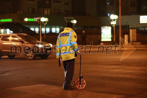 Trčila Twingo in policijsko vozilo, policisti na delu