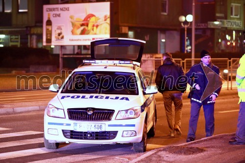 Trčila Twingo in policijsko vozilo, policisti na delu