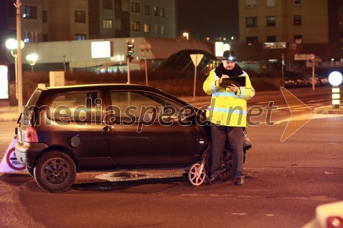 Trčila Twingo in policijsko vozilo, policisti na delu