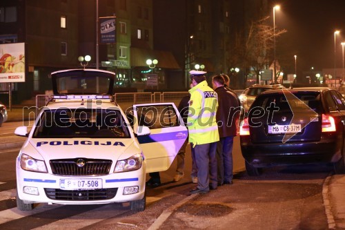 Trčila Twingo in policijsko vozilo, policisti na delu