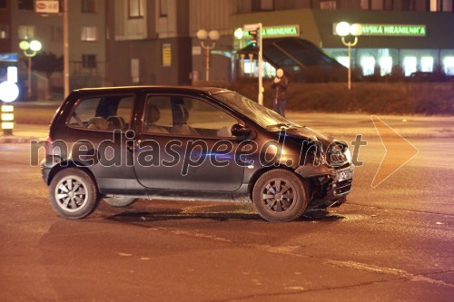 Trčila Twingo in policijsko vozilo