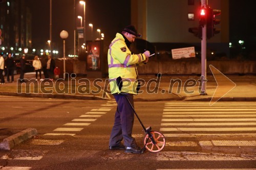 Trčila Twingo in policijsko vozilo, policisti na delu