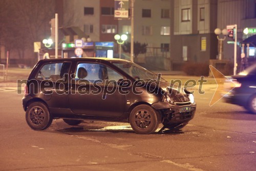 Trčila Twingo in policijsko vozilo