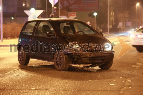 Trčila Twingo in policijsko vozilo