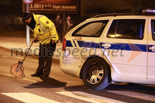 Trčila Twingo in policijsko vozilo