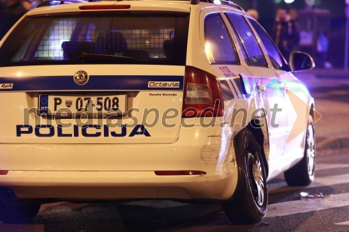 Trčila Twingo in policijsko vozilo