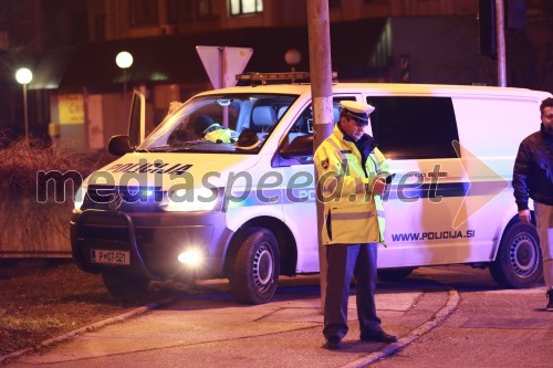 Trčila Twingo in policijsko vozilo, policisti na delu