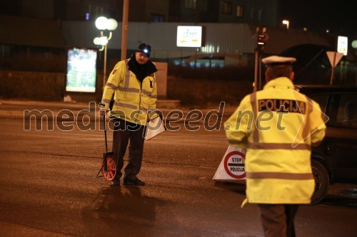 Trčila Twingo in policijsko vozilo, policisti na delu