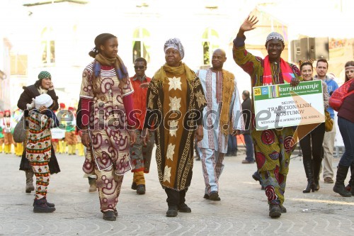 Skupina tradicionalnih kostumov iz Afrike