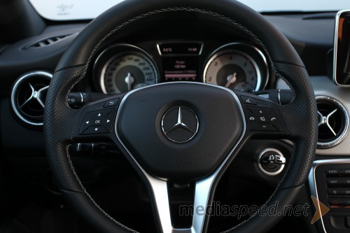 Mercedes-Benz CLA 200 CDI 4MATIC, notranjost