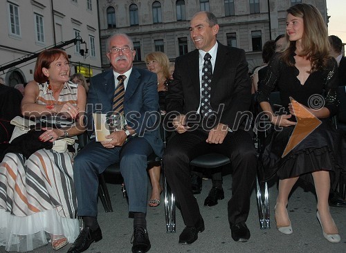 Dr. Boštjan Žekš, predsednik SAZU z ženo in Janez Janša, predsednik Vlade Republike Slovenije s spremljevalko Urško Bačovnik