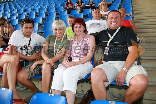Monika Pučelj, pevka in njen fant Grega, mama Majda in oče Maks