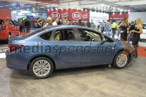 Opel Astra Drive limuzina