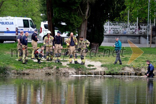 Iskalna akcija v mariborskem parku; gasilci; policija, potapljači