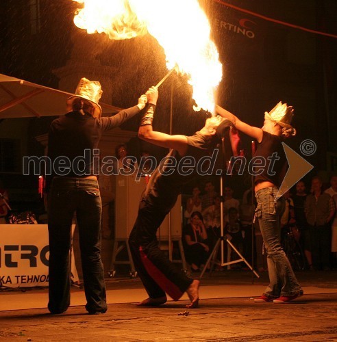 Sam Sebastian (ognjeni spektakel Pyromagica) in gledalki