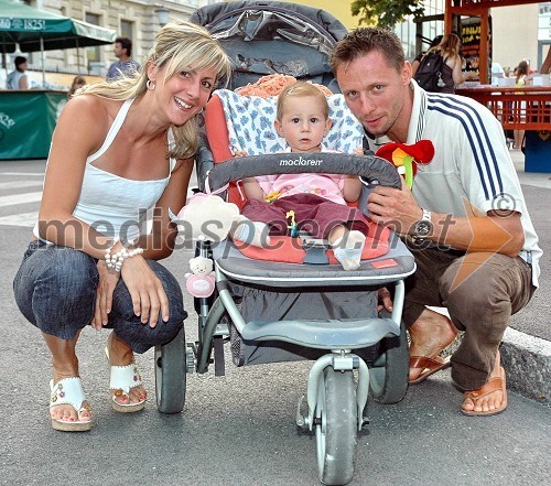 Alenka Bikar, atletinja s hčerko Piko in partnerjem Marjanom