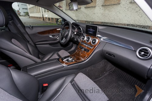 Mercedes-Benz C 250 BlueTEC 4MATIC Avantgarde, spredaj loči potnika široka sredinska konzola