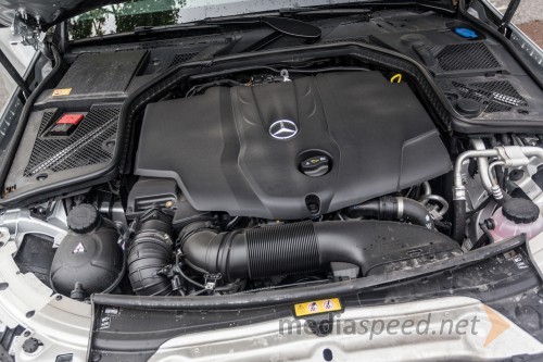 Mercedes-Benz C 250 BlueTEC 4MATIC Avantgarde, 204 konjskih moči pod motornim pokrovom in impresiven navor 500 Nm
