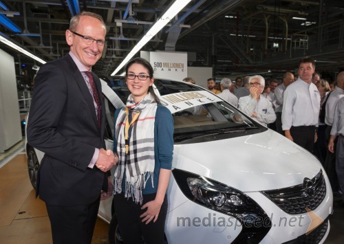 Predsednik Opla dr. Karl-Thomas Neumann je Anni Katharini Dionysius predal novo Opel Zafiro Tourer