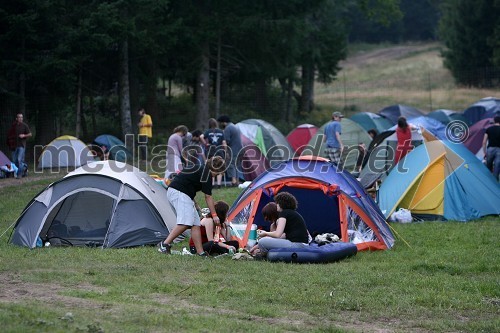 Obiskovalci festivala Samoreggaestan