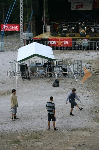 Obiskovalci festivala Samoreggaestan